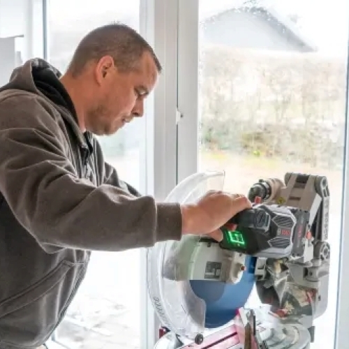 Tømrer i Vestsjælland udfører præcist tømrerarbejde med fokus på kvalitet og finish