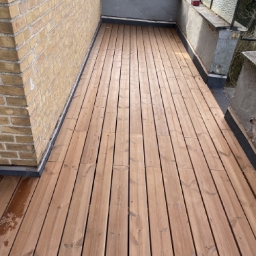 Tømrer udfører tømrerarbejde med montering af altan og terrasse i træ