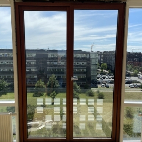 Tømrer udfører tømrerarbejde med montering af døre og vinduer i bolig