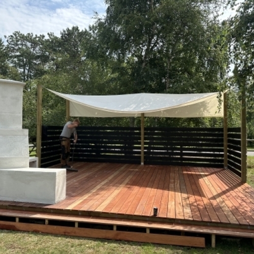 Tømrer udfører tømrerarbejde med opbygning af træterrasse med overdækning i Vestsjælland