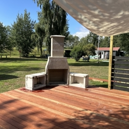 Tømrer udfører tømrerarbejde med etablering af træterrasse med udekøkken i Vestsjælland