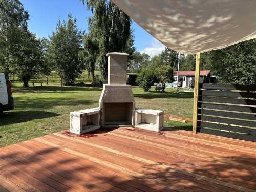 Tømrer udfører tømrerarbejde med etablering af træterrasse med udekøkken i Vestsjælland