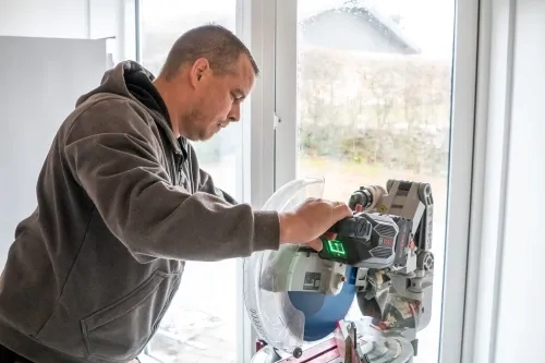 Tømrer i Vestsjælland udfører præcist tømrerarbejde med fokus på kvalitet og finish