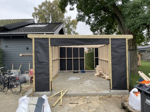 Tømrer udfører tømrerarbejde med opbygning af skelet til tilbygning i Vestsjælland