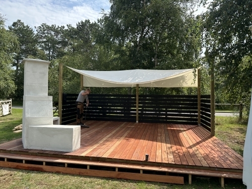 Tømrer udfører tømrerarbejde med opbygning af træterrasse med overdækning i Vestsjælland